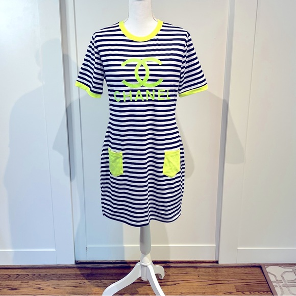 CHANEL Dresses & Skirts - Chanel print dress